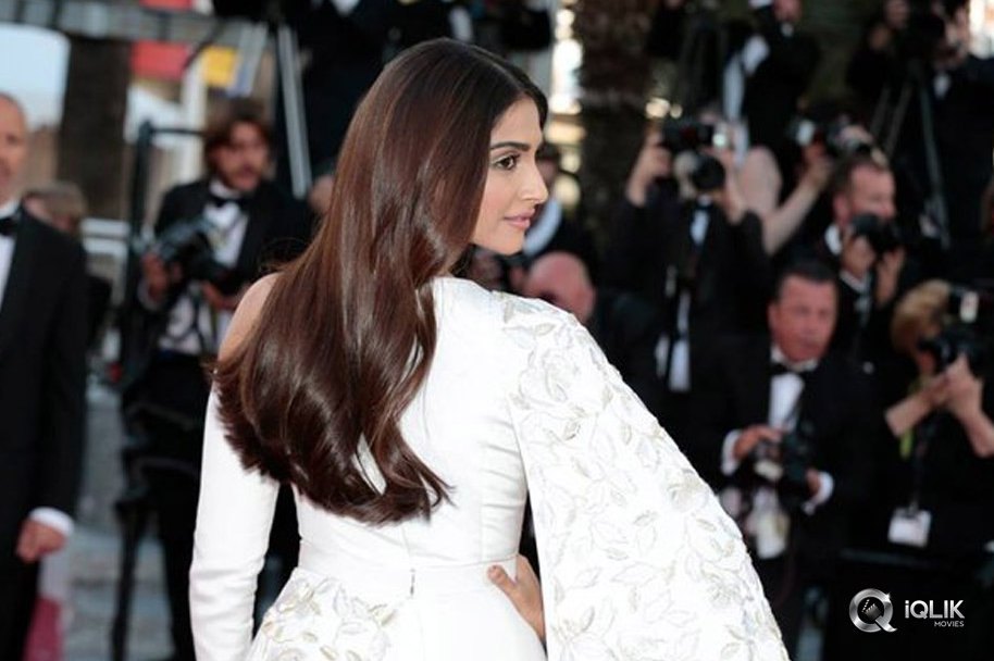 Sonam-Kapoor-at-Cannes-2016